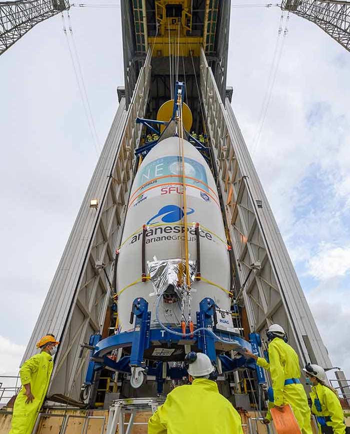 Pléiades Neo - Hoisting Pléiades Neo - Hoisting